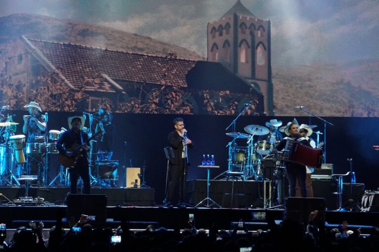 JESÚS ADRIAN ROMERO 13